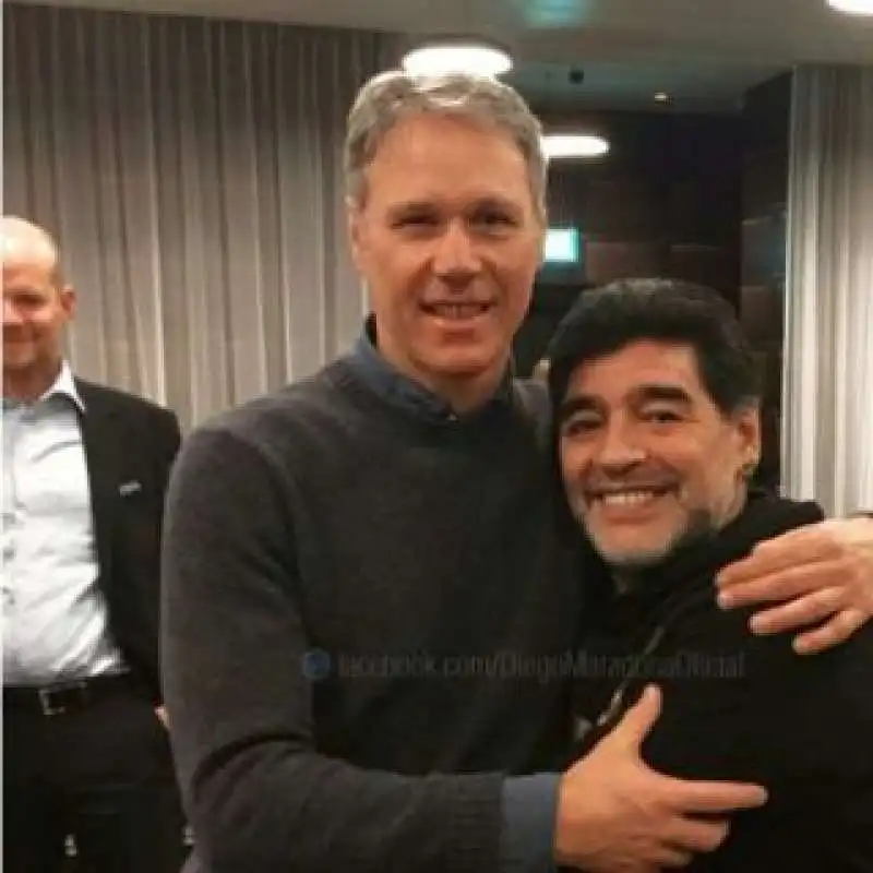 VAN BASTEN E MARADONA