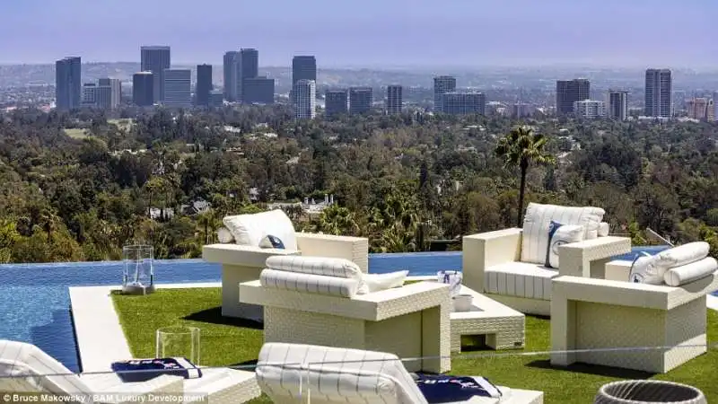 vista di los angeles dalla piscina