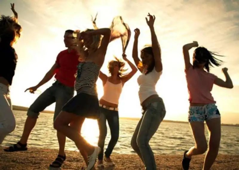 adolescenti in spiaggia