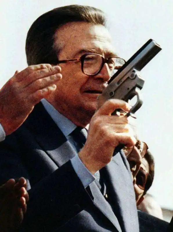 ANDREOTTI CON LA PISTOLA