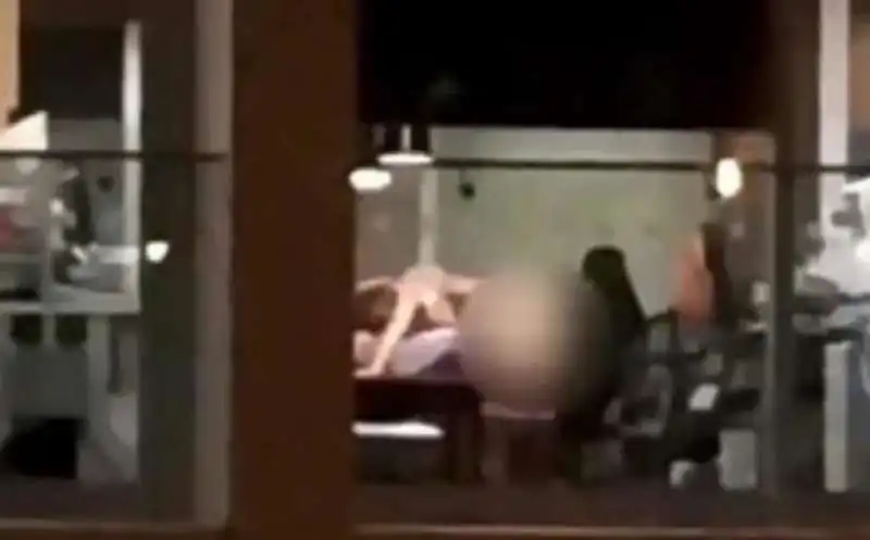 AUSTRALIA - UNA COPPIA FA SESSO IN CASA MA VIENE SPIATA DAL PALAZZO DI FRONTE