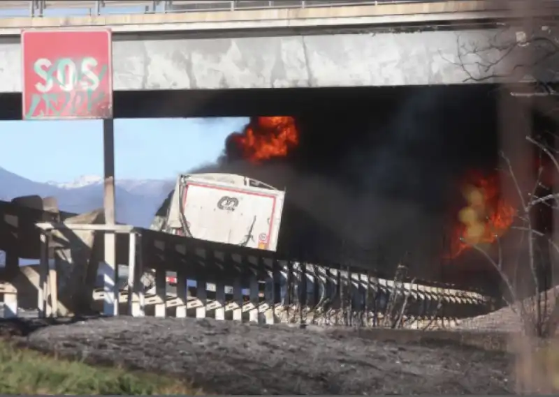 autostrada A-21 cisterna a fuoco