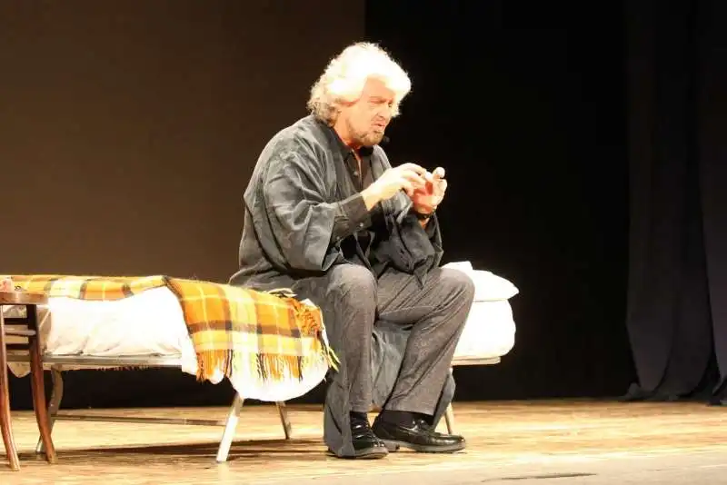 BEPPE GRILLO DURANTE LO SPETTACOLO A MESTRE

