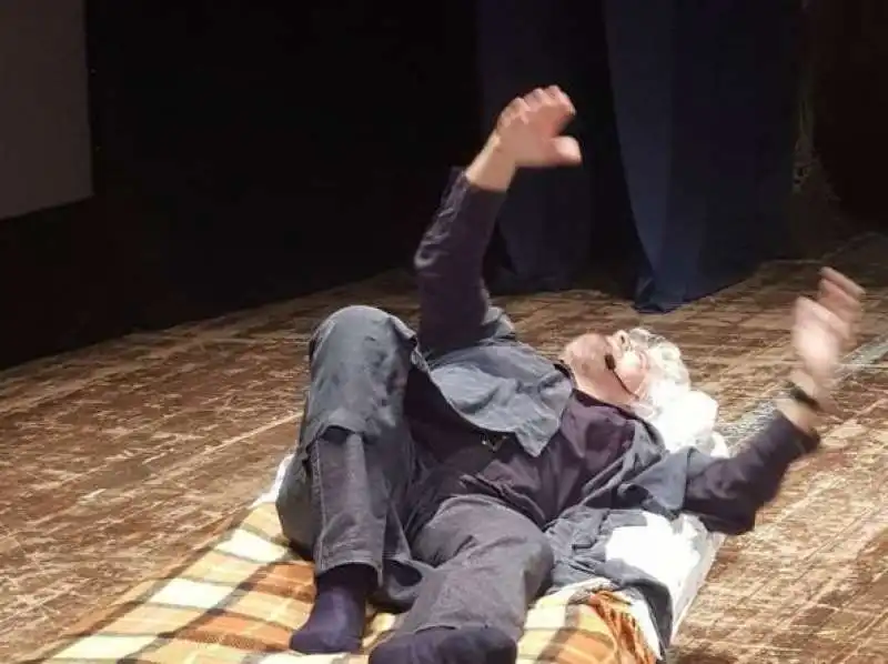 BEPPE GRILLO DURANTE LO SPETTACOLO A MESTRE

