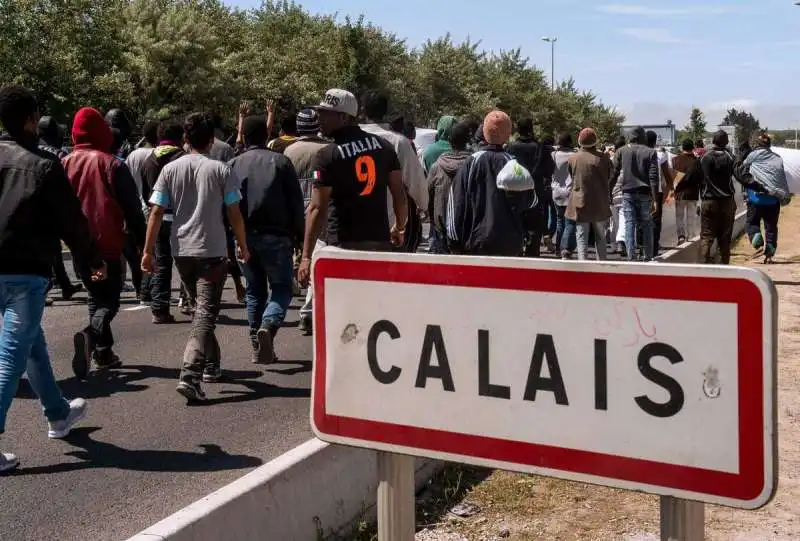 calais migranti