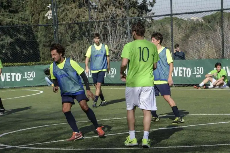 francesco totti gioca al circolo aniene 5