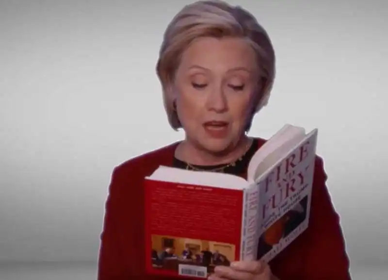 hillary clinton legge l odiografia su trump fire and fury