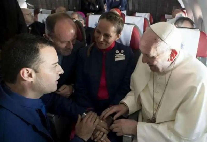 i due  assistenti di volo sposati dal papa sull aereo in cile