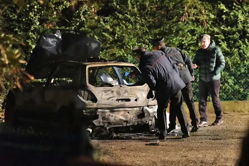 L auto bruciata del clochard arso vivo in provincia di Verona 