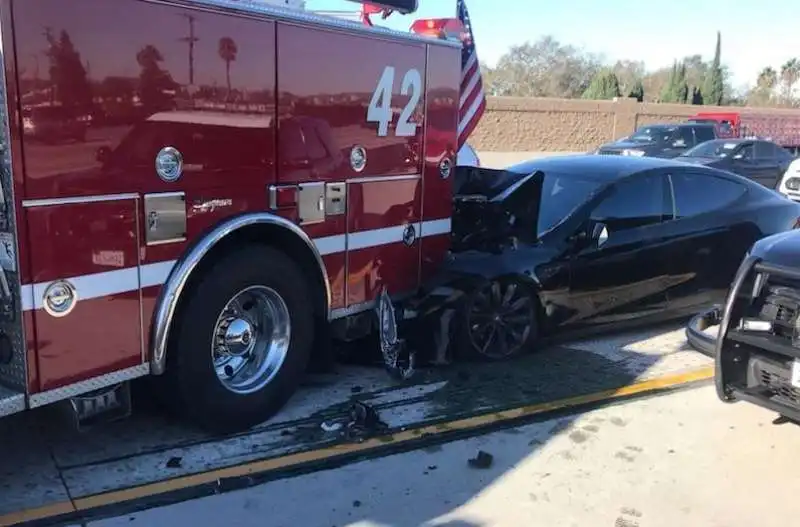 LA TESLA MODEL S SI SCHIANTA CONTRO UN CAMION DEI POMPIERI IN CALIFORNIA