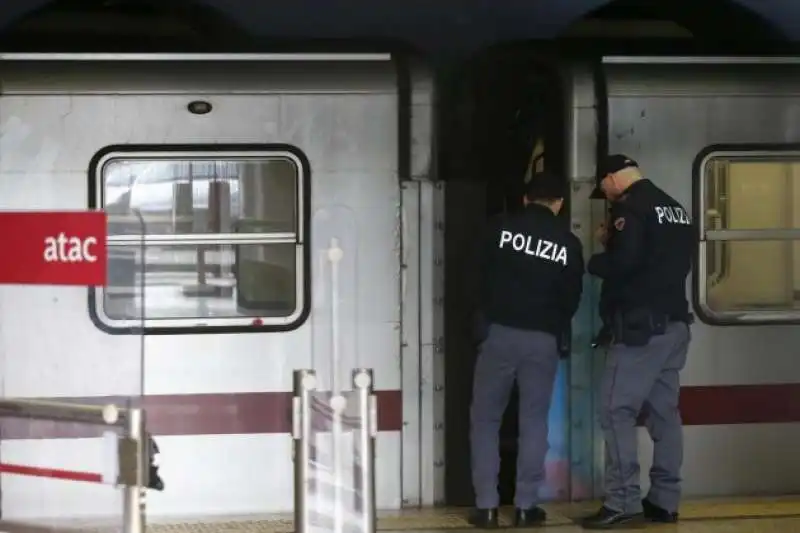 ROMA - UNA PERUVIANA SPINTA SOTTO LA METROPOLITANA 