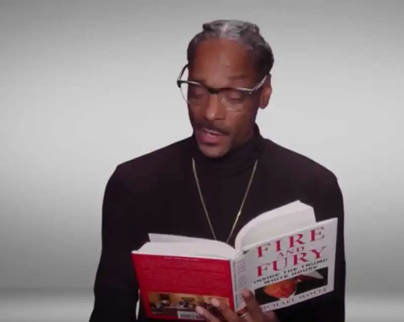 snoop dogg legge l odiografia su trump fire and fury