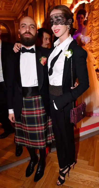 sposo in kilt e sposa in mascherina