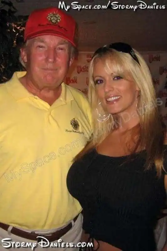 TRUMP E STORMY DANIELS