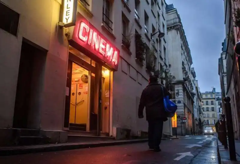 ultimo cinema porno a parigi  4