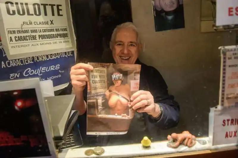 ultimo cinema porno a parigi      