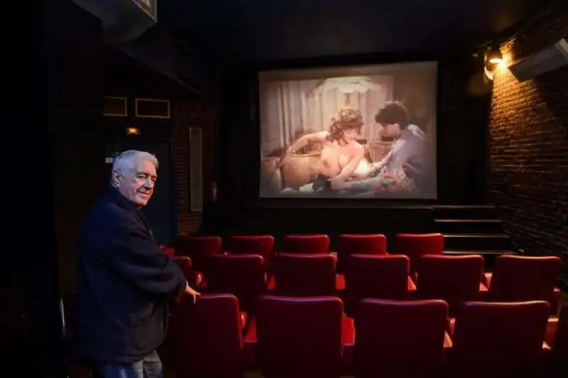 ultimo cinema porno a parigi   