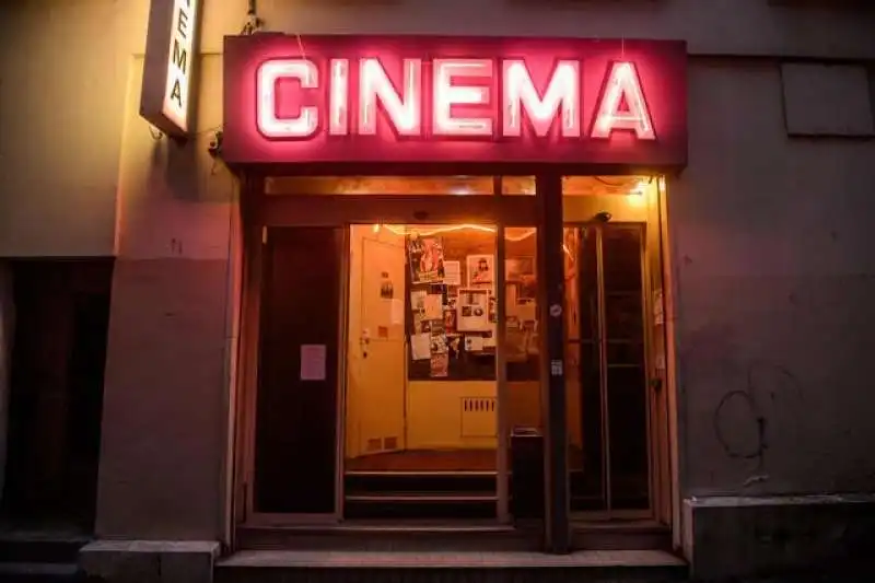 ultimo cinema porno a parigi