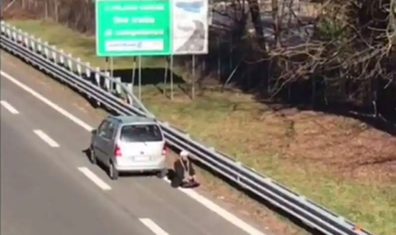 UN MUSULMANO PREGA IN AUTOSTRADA VICINO VARESE