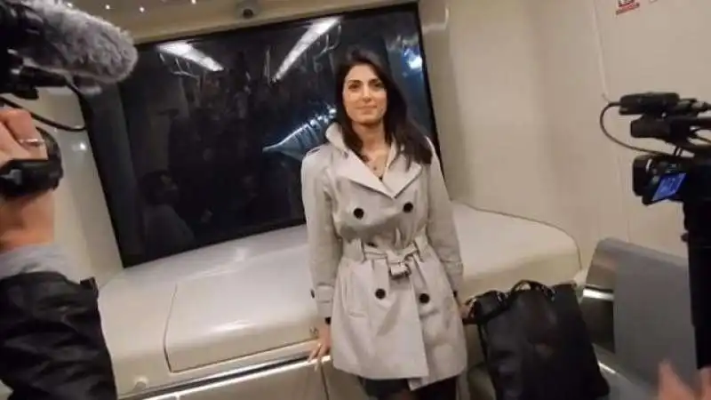 virginia  raggi in metro  