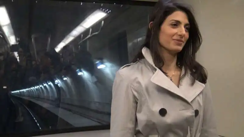 virginia  raggi in metro