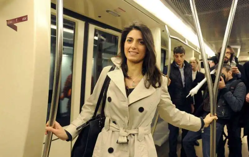 virginia raggi in metro