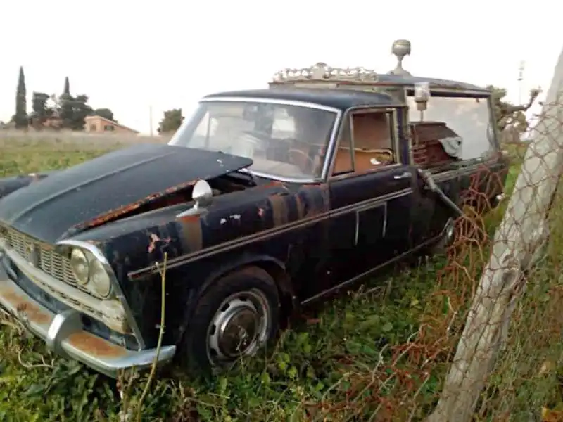 ARDEA - CARRO FUNEBRE ABBANDONATO 