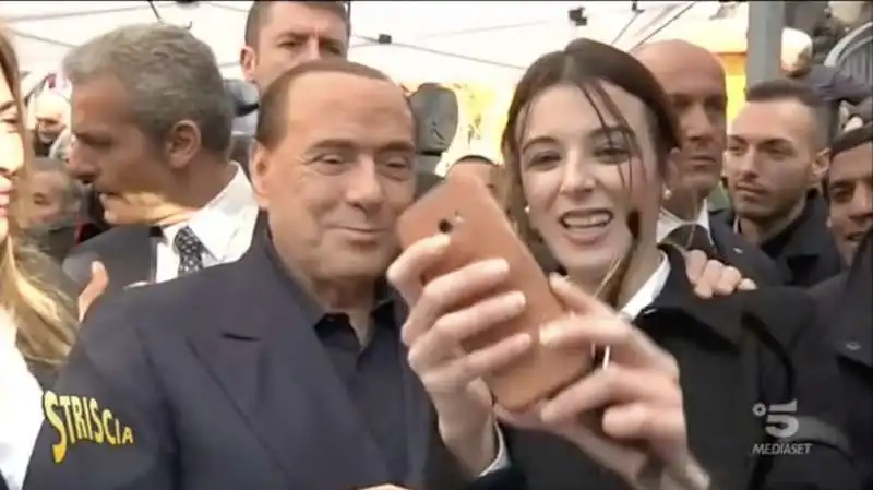 berlusconi fa il marpione con una ragazza 6