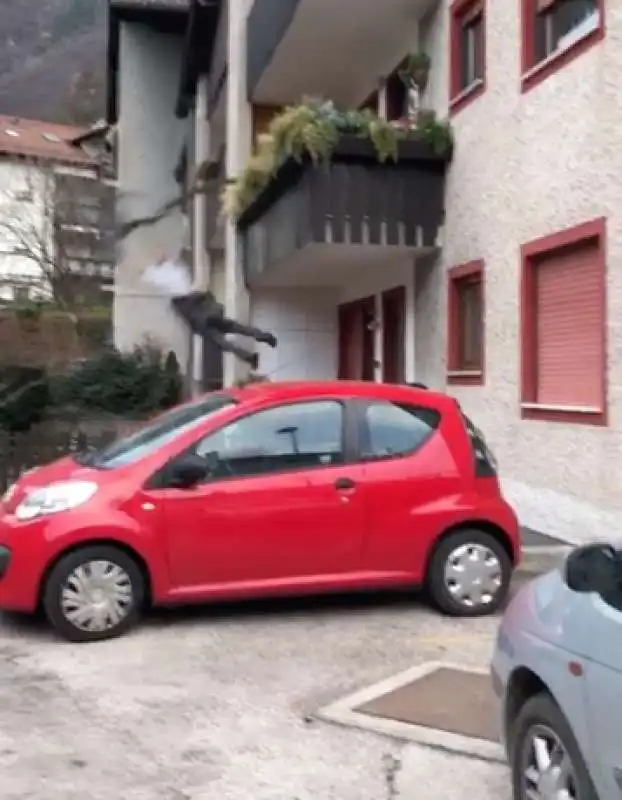 BOLZANO - UN UOMO CADE DAL BALCONE DURANTE UNA LITIGATA