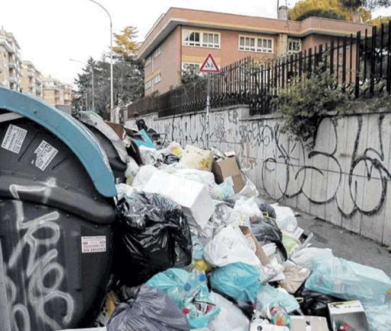 cassonetti pieni di spazzatura davanti alle scuole di roma