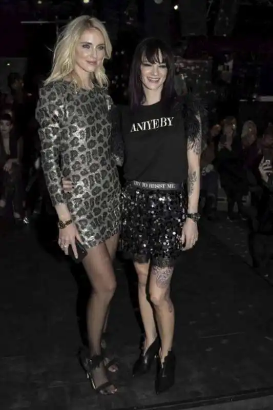 chiara ferragni e asia argento alla sfilata milanese di aniye by 6