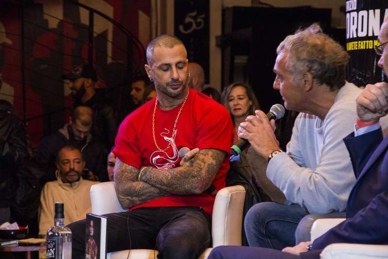 fabrizio corona presenta il suo libro con massimo giletti 2