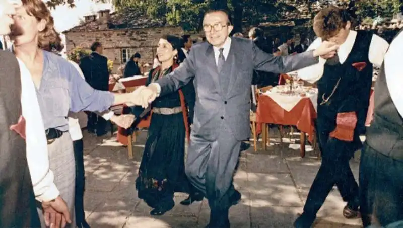 GIULIO ANDREOTTI BALLA LA TARANTELLA