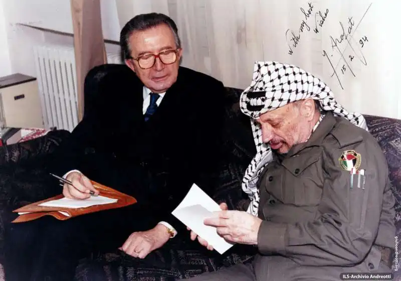 Giulio Andreotti, come direttore della rivista “30 giorni”, intervista Yasser Arafat 