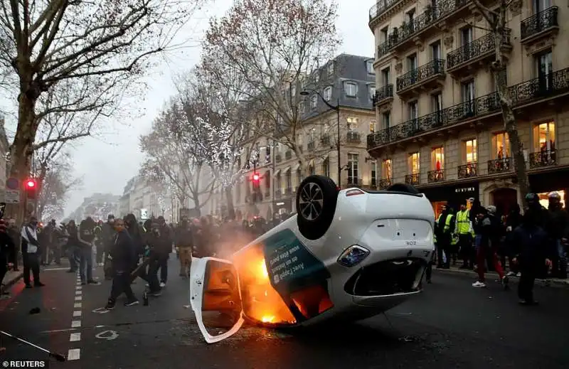 i gilet gialli mettono a ferro e fuoco parigi 2