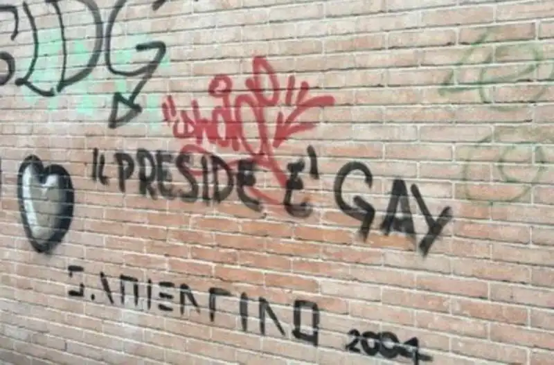 la scritta il preside e' gay sul muro di un liceo di ravenna