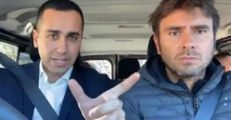 luigi di maio e alessandro di battista in auto  2