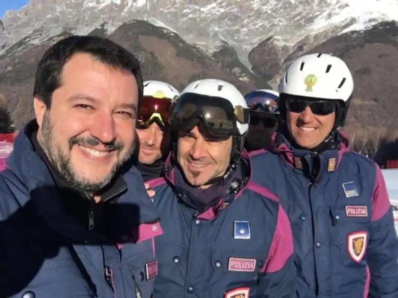 matteo salvini a bormio con la polizia alpina