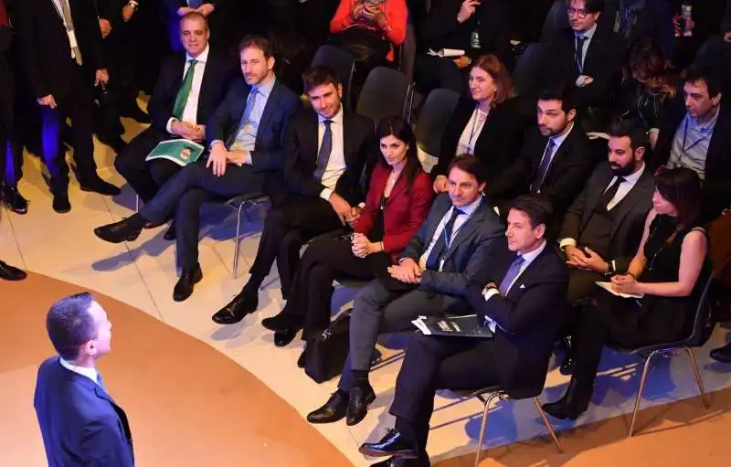 mimmo paresi, davide casaleggio, alessandro di battista, virginia raggi, pasquale tridico, giuseppe conte ascoltano di maio