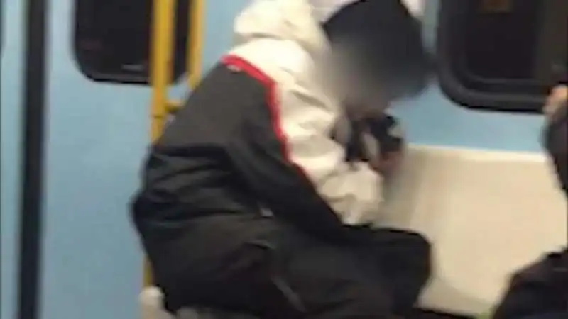 ragazzo fuma eroina in metro a milano 3