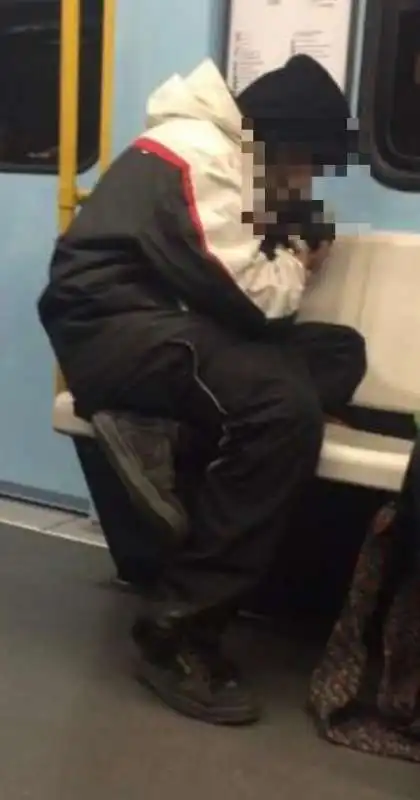 ragazzo fuma eroina in metro a milano 4