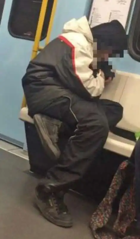 ragazzo fuma eroina in metro a milano 5