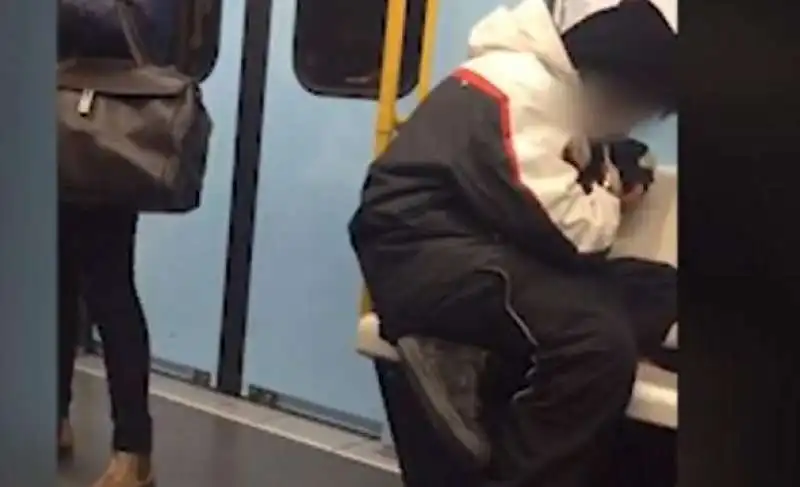 ragazzo fuma eroina in metro a milano 7