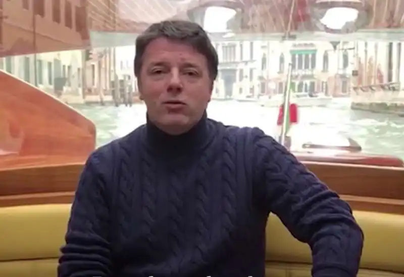 renzi critica il governo da un motoscafo di venezia 1