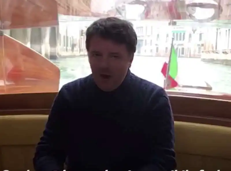 renzi critica il governo da un motoscafo di venezia 3