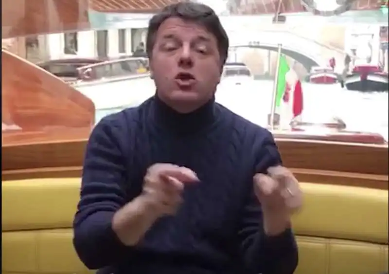 renzi critica il governo da un motoscafo di venezia 6