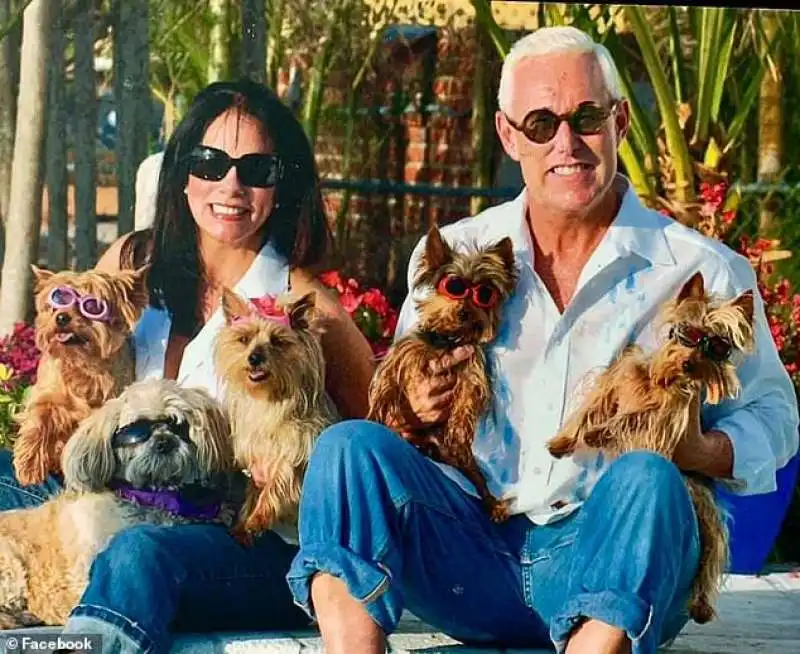 roger stone con moglie e cagnolini