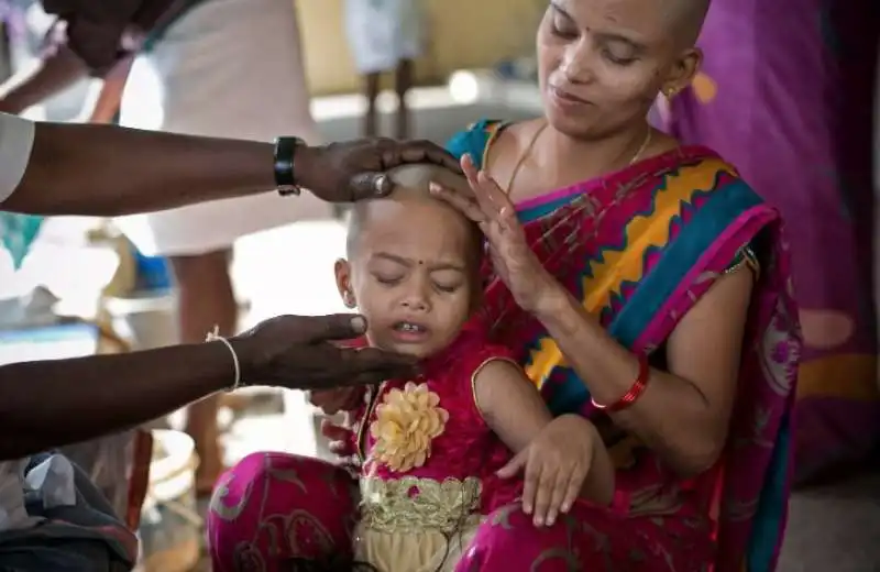 sacrificio dei capelli in india 2