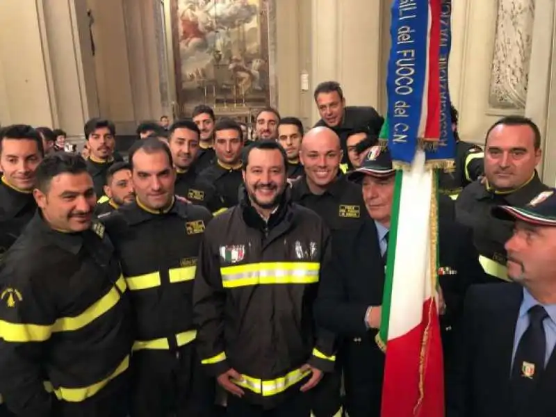 salvini con  divisa vigili del fuoco