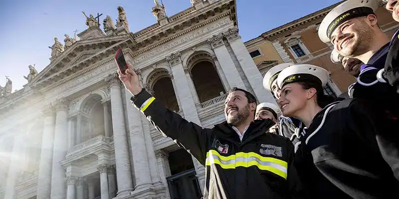 salvini con divisa vigili del fuoco